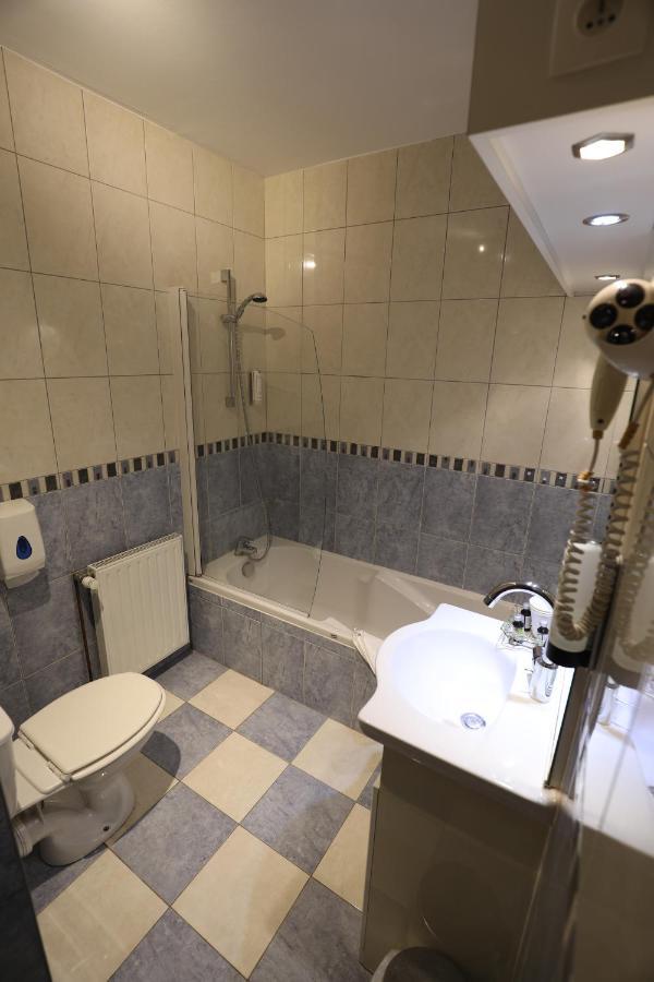 Logis Le Bourguignon Hotel Bèze Екстериор снимка
